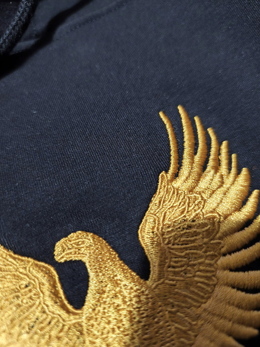 Hoodie noir · Aigle brodé