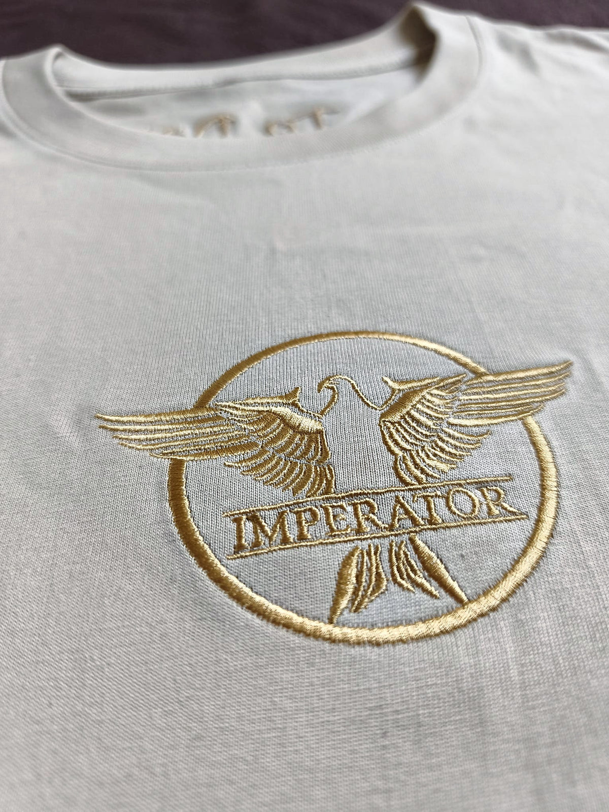 T-shirt sable · Emblème