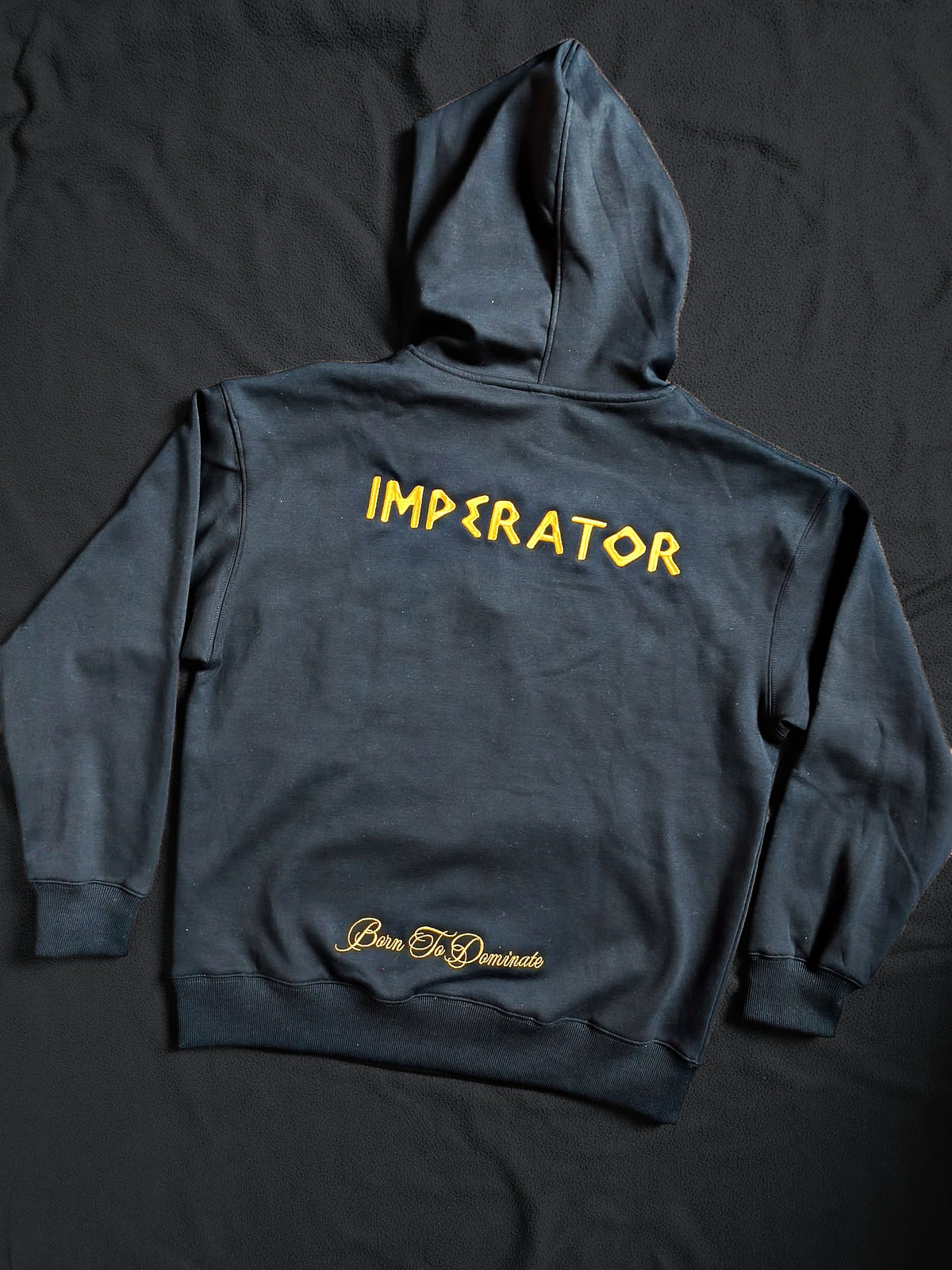 Hoodie noir · Aigle brodé