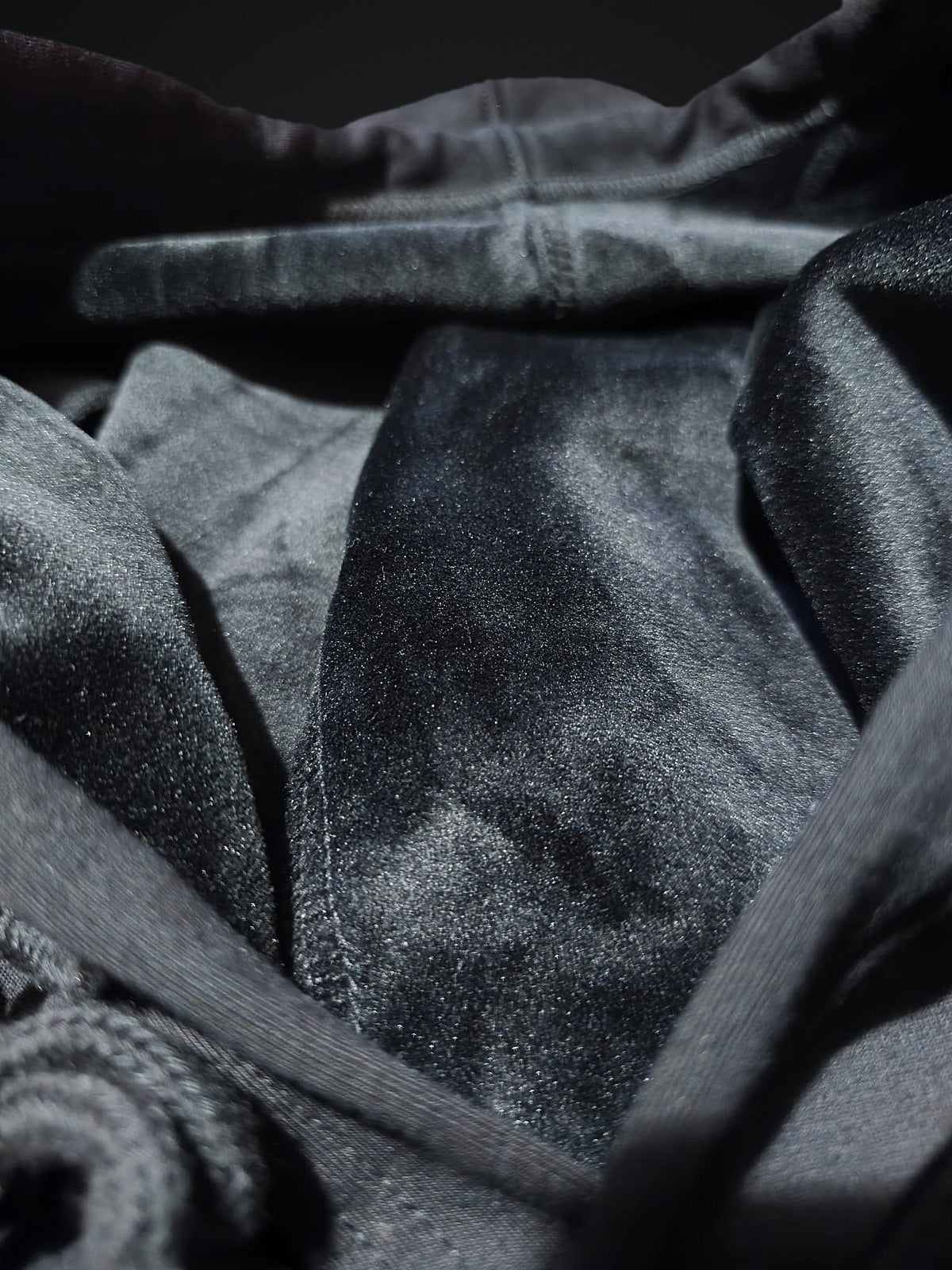 Hoodie noir · Aigle brodé